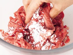 牛肉はごま油をよくまぶしてから、片栗粉を加えてさらにコーティングすると、うまみが閉じ込められる。