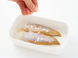 ただ塩をまぶすだけ。程よく水分が抜けて、色が黒っぽくなる。日がたつにつれ、うまみが増し、味が濃厚になる。