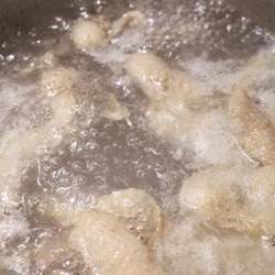 とり皮を熱湯でゆで、 臭みをとって、 縮みを防ぐ