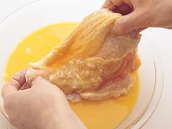 小麦粉と片栗粉を合わせてとり肉にしっかりまぶし、溶き卵にくぐらせて、すぐに油に入れて揚げる。
