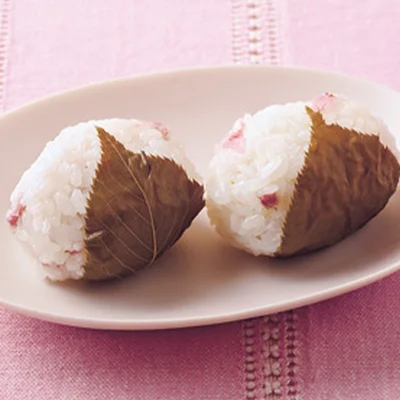 桜の炊き込みご飯をおむすびにし、「桜の葉の塩漬け」で巻けば、よりいっそう春の香りが楽しめる。葉もやわらかいので一緒に召し上がれ。