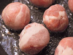 ボール状にした豚肉は、しっかり油を熱してから強火で焼く。弱火だと肉がはがれてきてしまうので注意。