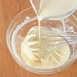 生クリームは電子レンジで温めてから加えると、溶かしたチョコレートときれいに混ざる。