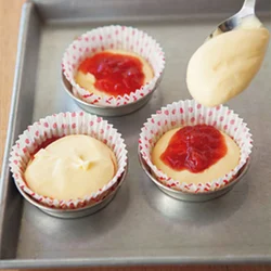 いちごジャムは表面にのせて直接焼くと焦げやすいので、生地の間にはさむのがポイント。