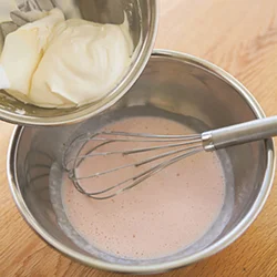 生クリームはヨーグルトと同じくらいのかたさまで泡立てて加えるとムラなく混ぜられる。