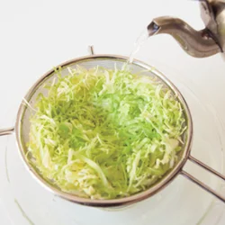 【キャベツには湯をかける】 せん切りキャベツに湯をかけてから調味料を加えて混ぜると、味がなじみやすい。これで即席ザワークラウトの完成。