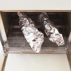 【パンはアルミホイルで包んでから温める】 パンはアルミホイルに包んで焼き、焼き色はつけず、温めてふわふわにする。ふわふわのパンとシャキシャキしたキャベツの食感のハーモニーが魅力のホットドッグに。