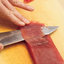 ごく薄いそぎ切りにし、 空気を含ませて ふわっとした食感に