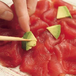 アボカドと合わせて、 とろりとした食感とコクを さらに加える