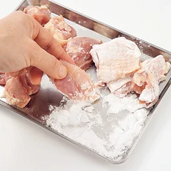 そぎ切りにしたとり肉は塩で下味をつけてから、片栗粉を薄くまぶす。加熱すると表面がコーティングされて、かたくならない。