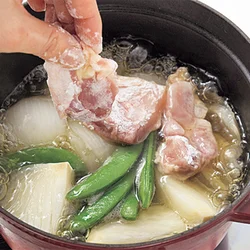 とり肉を重ならないように1切れずつ鍋に入れて煮る。とり肉についた片栗粉がだし汁に溶けて、少しとろみがつき、さめにくくなる。
