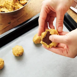 生地の真ん中のチョコレートを入れて丸く成形。オーブンで焼くと直径6〜7cmの円盤状に広がるので、その分間隔をあけて並べる。