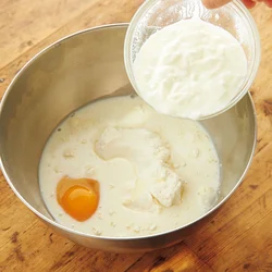 生地にヨーグルトを混ぜるとハワイアンパンケーキ風のもっちり食感に仕上がる。