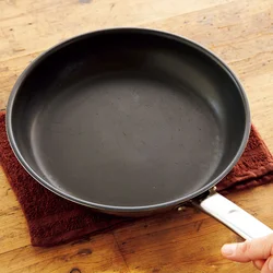 熱したフライパンの底をぬれぶきんで少しさますと、パンケーキの焼き色がきれいに。