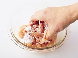 とり肉に下味の酒、ごま油、塩をもみ込み、片栗粉でまとめると、肉がやわらかく仕上がる。