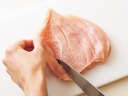 とり肉は縦長に置き、左右に切り目を入れて開く。さらにたたくことで巻きやすい厚さになる。