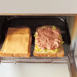 【具を別々にのせ、焼いてからサンド】 パンに具をサンドしてから焼くと、チーズがとろけにくい。具をのせて焼いてからサンドすれば、チーズのとろけ具合もコンビーフの焼け具合も、ベストなホットサンドに。