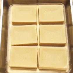 スープで高野豆腐を やわらかくもどし、 うまみを吸わせる