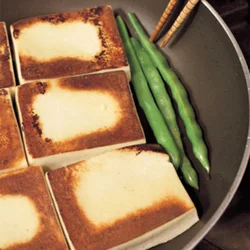 もどした高野豆腐に しっかり焼き目をつけて ソースとなじみやすくする