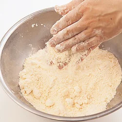 粉類とバターをすり混ぜる際、バターがくずれにくいときは指先を使うとよい。