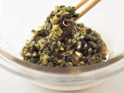 万能ねぎに豆板醤としょうゆを混ぜて約５分おくと、汁けと粘りが出て肉と混ざりやすい。