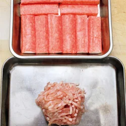 かにかまぼこの風味たっぷりに仕上げるため、とりひき肉は少しで