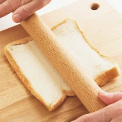 パンをめん棒で潰してバターをぬり、グラニュー糖をふって焼くと、ザクザクッとしたパイのような食感に。