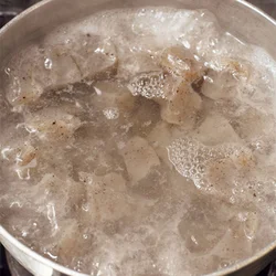 塩を加えた湯で こんにゃくをしっかりゆでて ぶりっとした弾力を出す