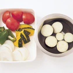 野菜は火が通りにくいものは細めに切り、通りやすいものは大きめに切って、同時に煮上がるようにする。