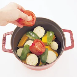 鍋に火の通りにくい野菜から順に重ねて入れる。トマトやかぼちゃなどうまみのある野菜が入るので、肉類を加えなくても満足感がある。