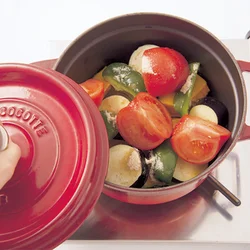 加える煮汁は少量だが、野菜の水分が出てくるのでちゃんと煮上がる。水分がとばないよう、厚手の鍋を使用するとよい。