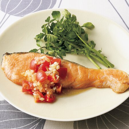 鮭のムニエル サルサソース By落合貴子さんの料理レシピ プロのレシピならレタスクラブ