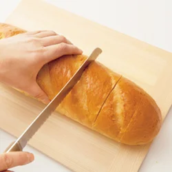 パンを切り離さないように気をつけながら、具がはさみやすいよう、パンの高さの2/3くらいまで切り目を入れる。