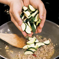 玉ねぎやひき肉をよく炒めたところに、ズッキーニを加えて味や香りをしみこませる。油を吸って色が変わり、木べらの当たりがやわらかくなるまで炒めて。