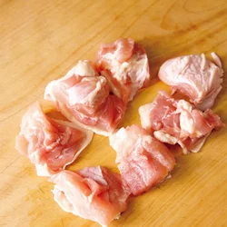 ここでは４㎝角に切ったが、好みの大きさに切ればOK。大きく作りたいなら、切らずに揚げても。