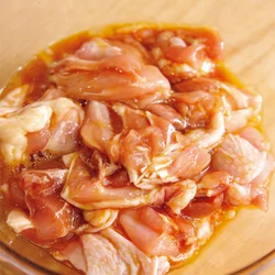 10分おく間に、しょうゆがとり肉にしみ、卵が肉の表面をコーティングする。これにより、揚げたときにふっくらジューシーに仕上がる。