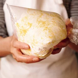 下味に漬け込むととり肉からも水分が出るので、汁けを軽くきってから小麦粉に加える。