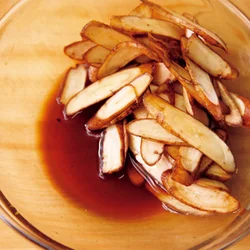 しょうゆに漬けると、ごぼうの水分がたっぷり出るので、片栗粉をまぶすときには、汁けをしっかりきって。片栗粉は小麦粉より粒子が粗く、はがれやすいので、しっかりまぶす。