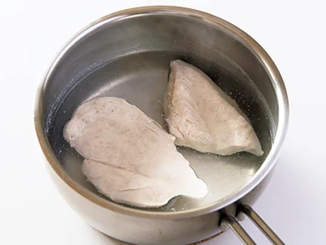 とり肉は火を止めたあと、ゆで汁につけたまま粗熱をとると、しっとりとゆで上がる。