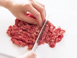 牛肉は５mm幅に切り、さらに横５mm幅に切るとよい。肉の質感が残り、ボリュームも出る。
