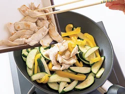 とり肉は火を通し過ぎるとかたくなるので、いったん取り出し、野菜を炒めたところに戻し入れる。