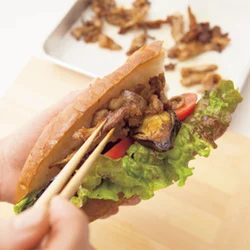 【豚肉はいちばん上にはさむ】 パンに具をはさむとき、いちばん上に肉を置くと、うまみたっぷりの肉汁が上から広がる。