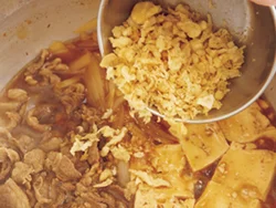 揚げ玉を加えてコクを出す。揚げ玉は煮過ぎるとぐずぐずになるので加えたら火を止めて。
