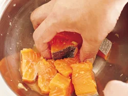 下味にはおろししょうが、酒が入っており、もみ込むことで、短時間で臭み緩和の効果が。