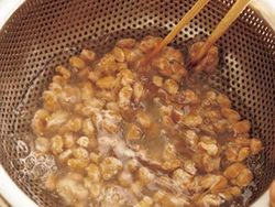 納豆は水で洗って臭みをとると食べやすくなる。水っぽくならないよう水けをよくきって。