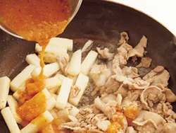 辛みみそは事前に混ぜておき、焼いた肉と長いもにからめれば、短時間で調味できる。