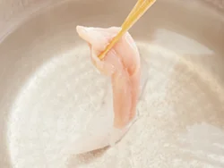 火を通したいささ身を先にゆで始め、そのあとそうめんを加えると、一度にゆで上げられる。