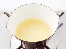 みりんはさっと沸かして、アルコール分をとばす。鍋の中に火がつき、炎が上がることがあるので、充分に注意して。