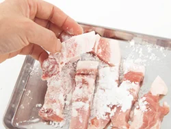 肉はとんカツ用を使って食べごたえアップ。片栗粉をまぶして焼くことで、たれを加えたときに自然なとろみがつく。