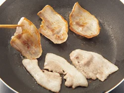 豚肉は油をひかずに焼くことですぐにカリッと焼ける。混ぜて食べるときに、カリカリの食感がいいアクセントに。